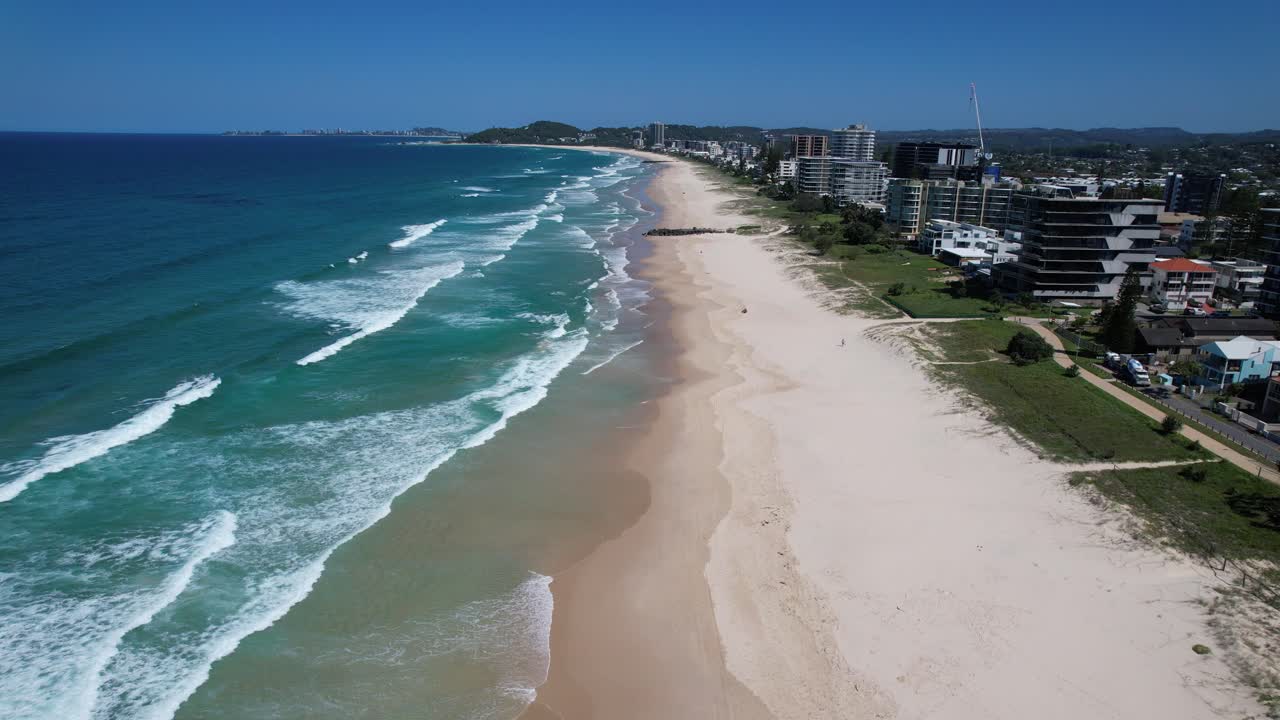 volando sobre la 11a avenida de palm beach, en el sur de la costa de oro, en queensland, en australia, disparado por un avión no tripulado.