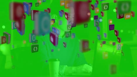 animación de iconos digitales flotando contra el hombre de negocios asiático usando la computadora portátil en la oficina.