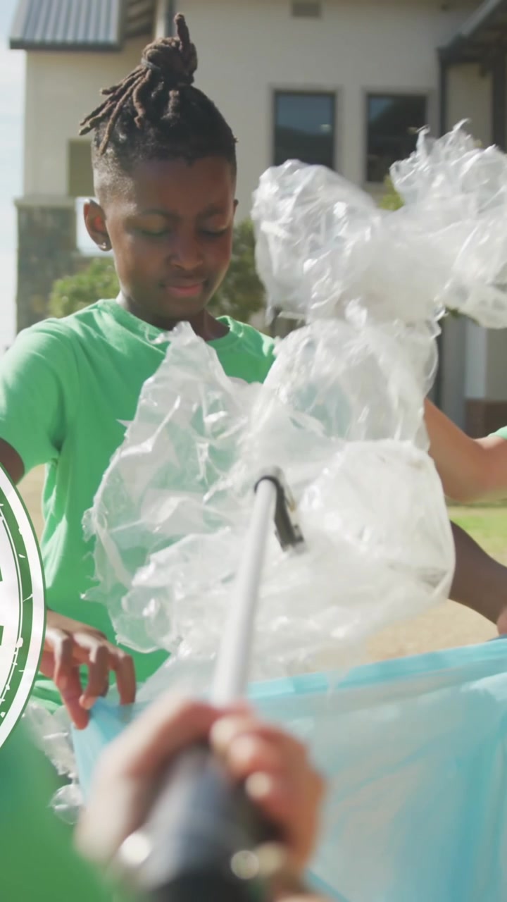 Animação do símbolo de reciclagem sobre meninos escolares diversos e felizes coletando plástico fora da escola.