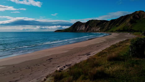 kaiaua bay drone toma de la playa y el acantilado