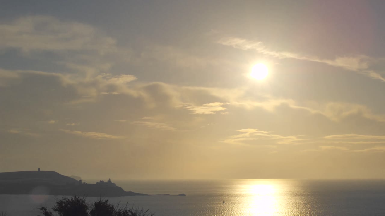 바다 위에서 떠오르는 태양