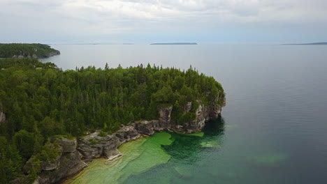 Rugged,-clear-water-shoreline-of-Georgian-Bay-at-Tobermory-in-Canada