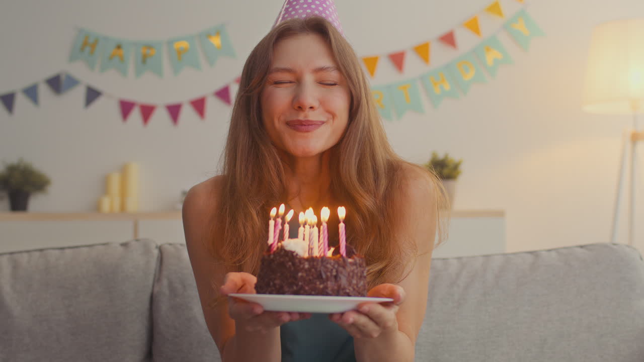 mujer celebrando su cumpleaños con pastel