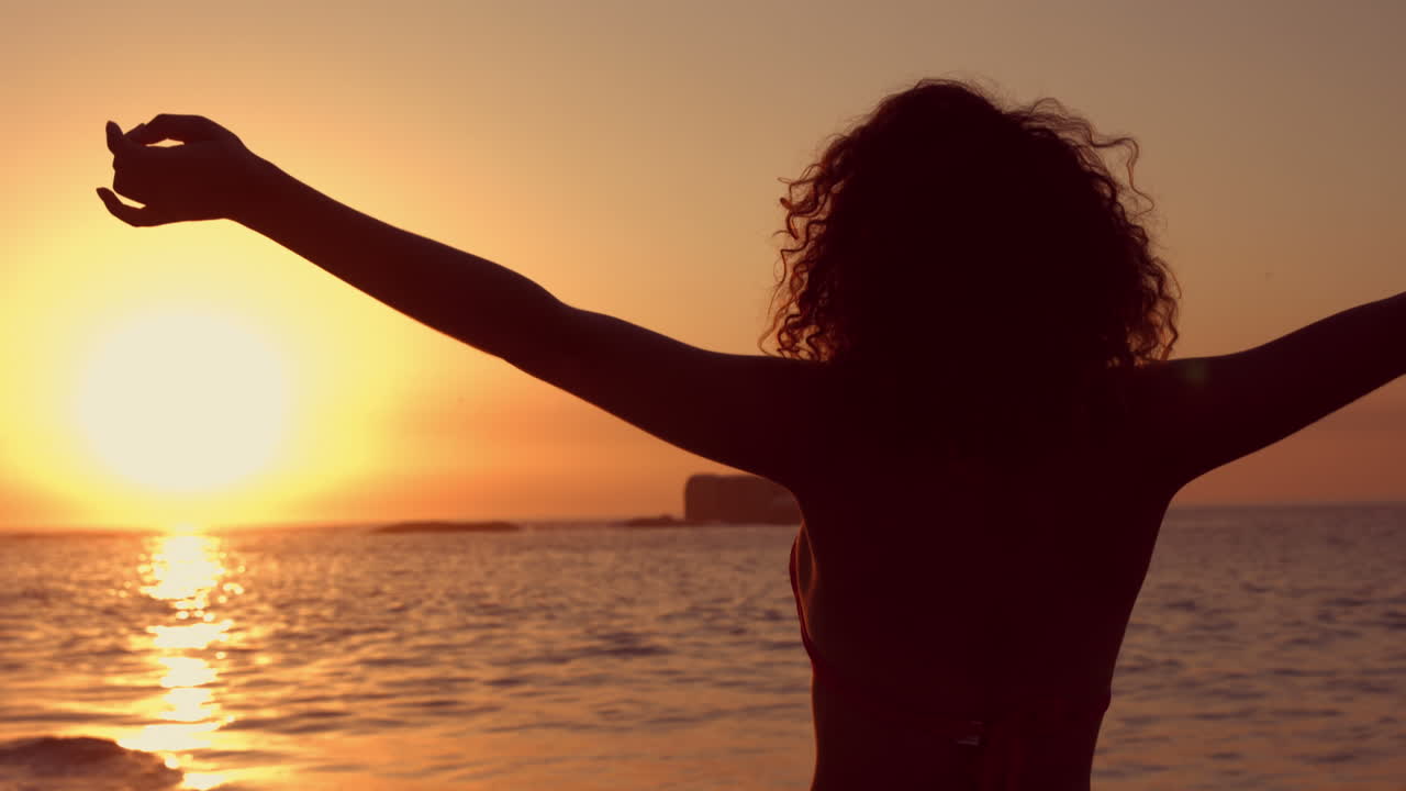 morena relajándose con los brazos estirados