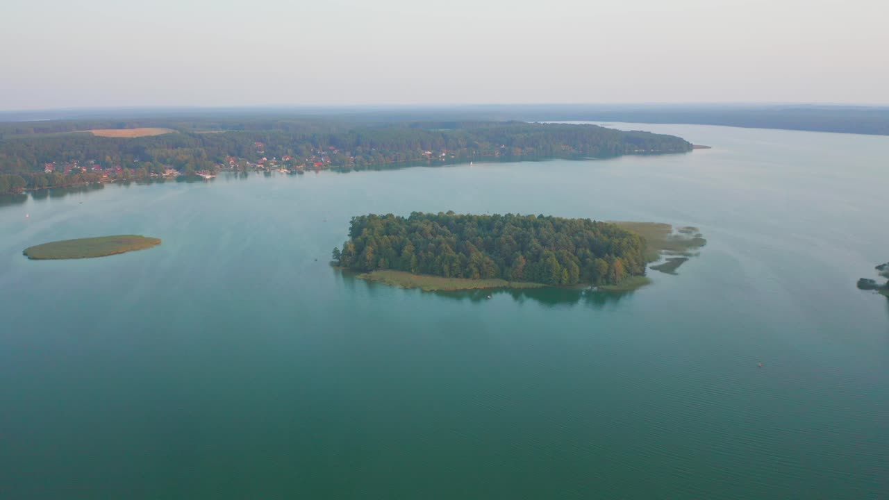 закат на озере, съемка с воздуха на острове
