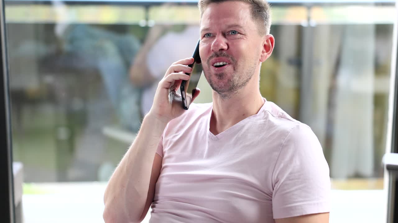 Hombre hablando por teléfono