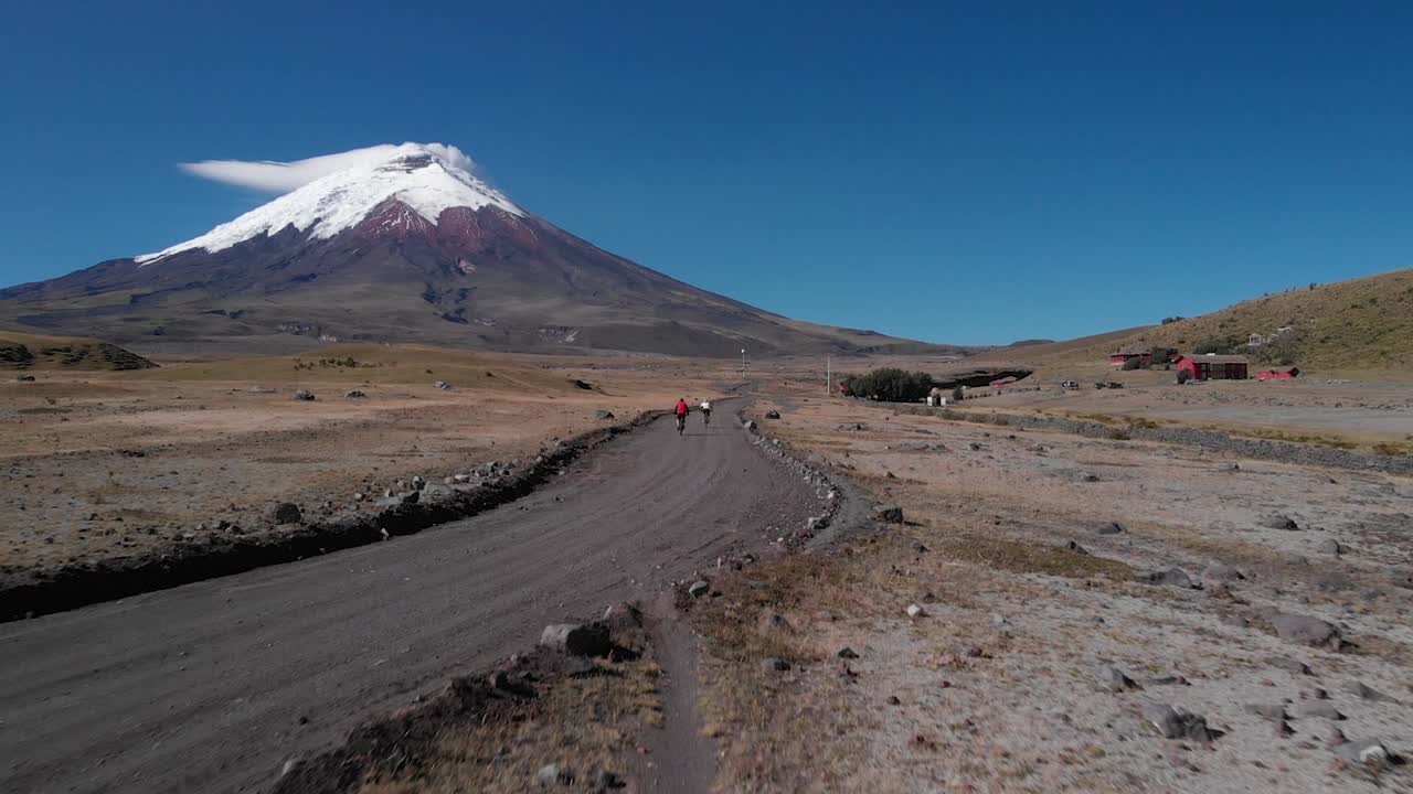 volcán cotopaxi ubicado en ecuador, tiene 5897 m de altura