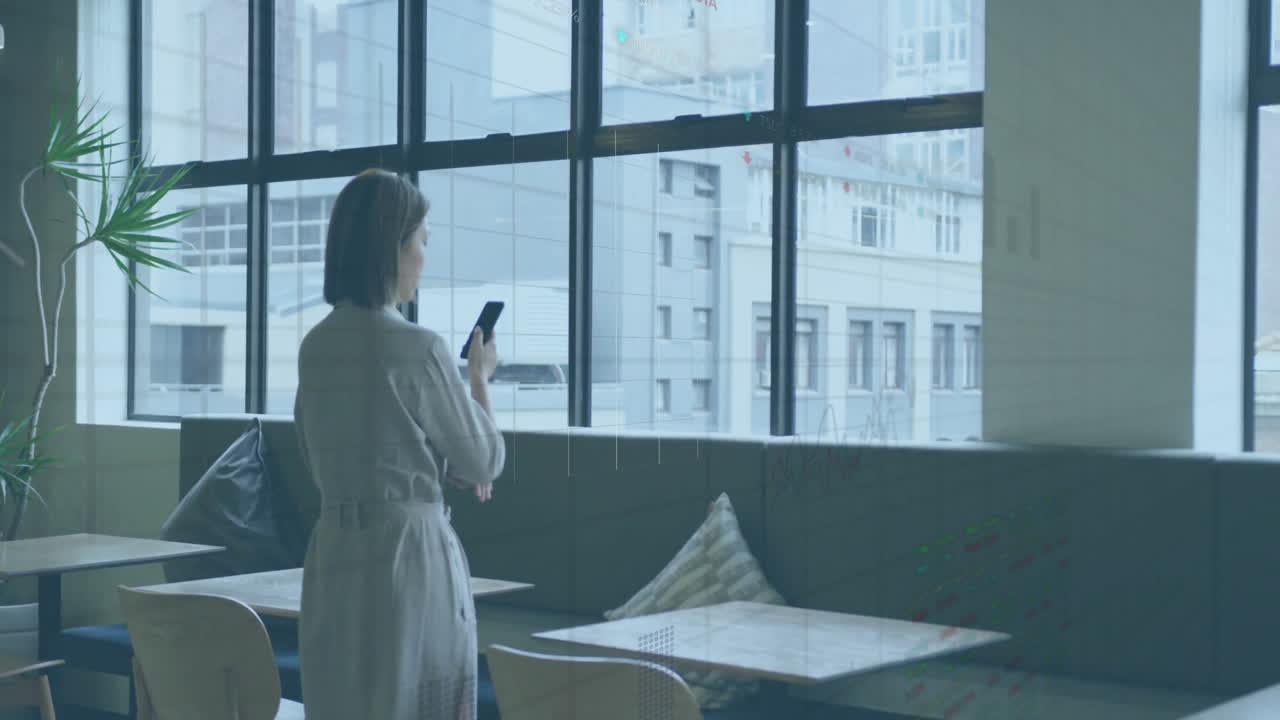 사무실에 있는 아시아 사업가 여성에 대한 금융 데이터 처리 애니메이션