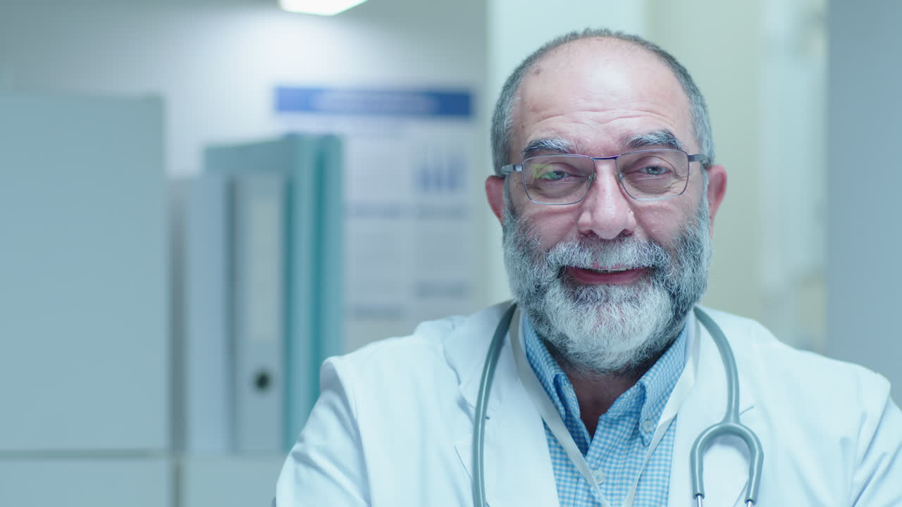 retrato de un médico sonriente