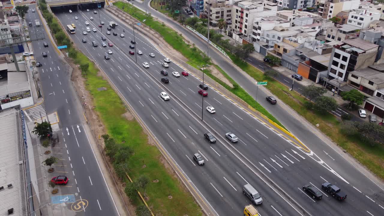 fotografía aérea de la autopista panamericana en lima, perú