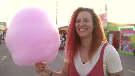 Frau-Lächelt-Und-Tanzt-Aufgeregt-Mit-Ihrer-Zuckerwatte-Auf-Dem-Jahrmarkt