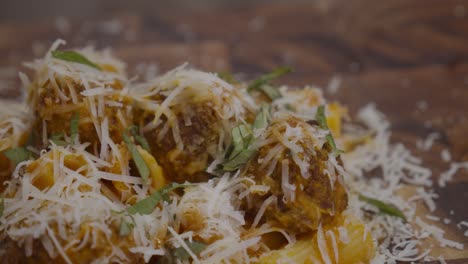 chef agregando toques elegantes a la pasta con albóndigas y salsa de verduras