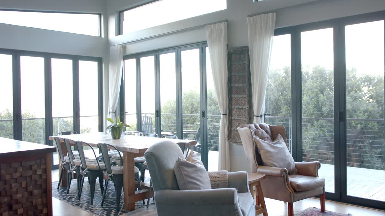 общий вид на гостиную с креслами, столом и окнами, замедленная съемка