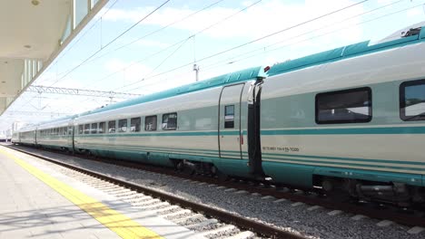 tren eléctrico de alta velocidad esperando en la estación