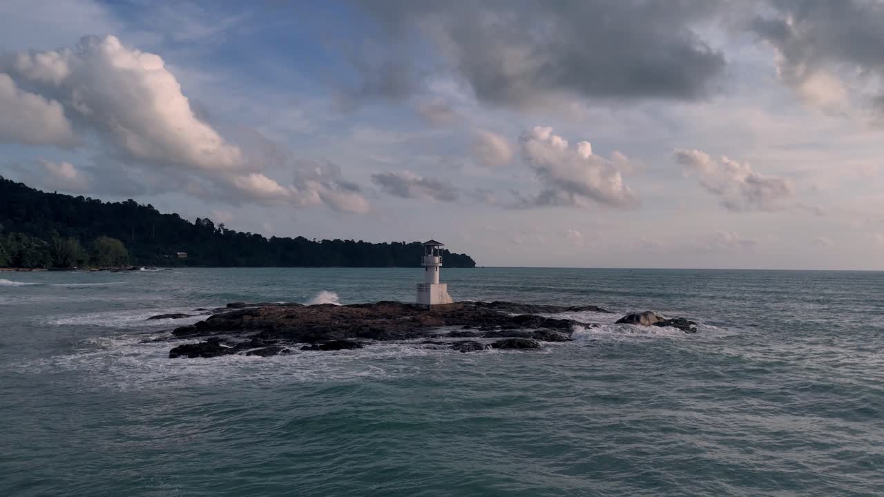 바위 섬 에 있는 등대