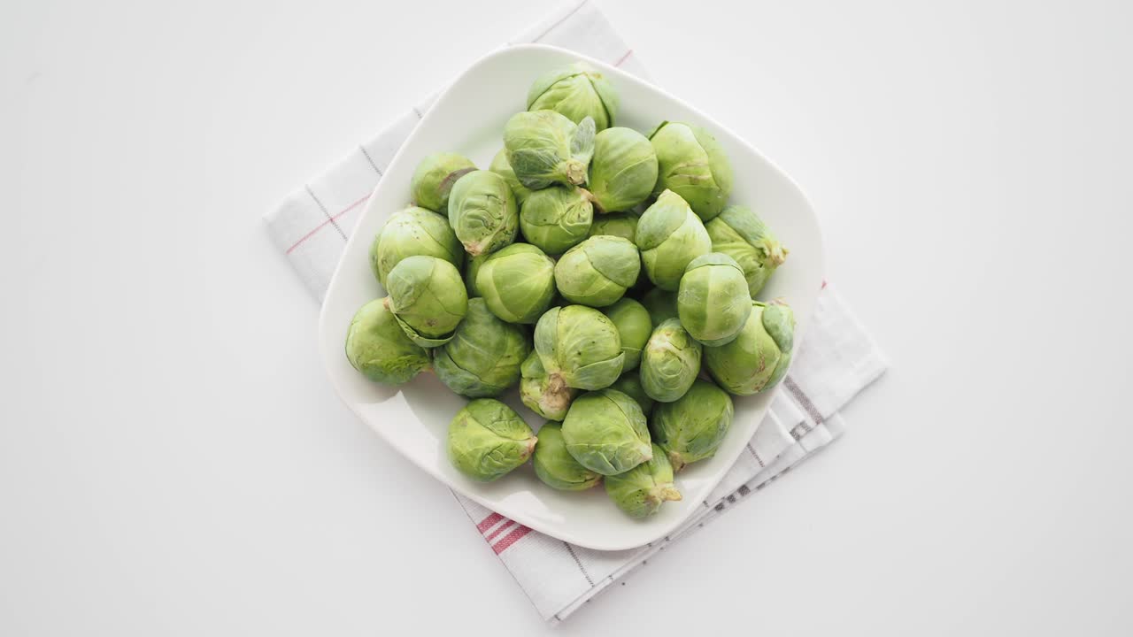 una pila de coles de bruselas en un plato