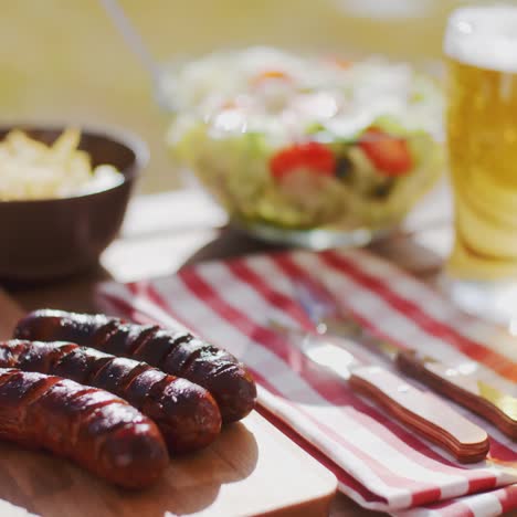 salchichas a la parrilla y ensaladas para un picnic de verano