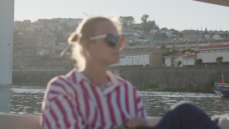 mujer disfrutando de una vista del río en una ciudad europea