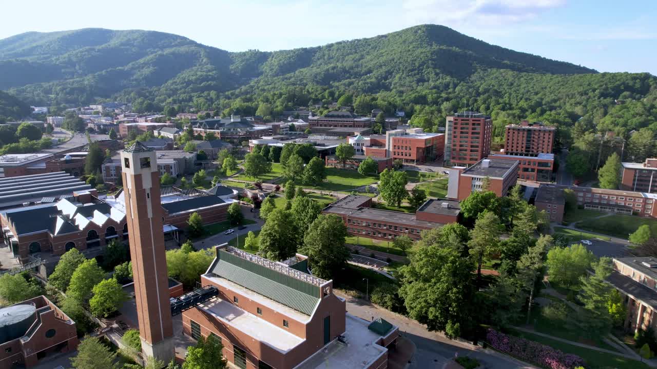 empuje aéreo muy lento hacia el campus de la universidad estatal de los apalaches en boone nc, carolina del norte