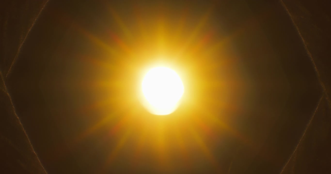 Raggi di luce che brillano attraverso una vecchia lente della fotocamera, mentre le lamelle del diaframma si aprono e ingrandiscono