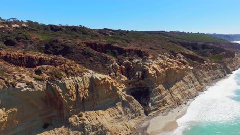 Acantilados-Costeros-Y-Océano,-Playa-Estatal-De-Torrey-Pines-En-San-Diego,-California---Toma-Aérea-De-Drones