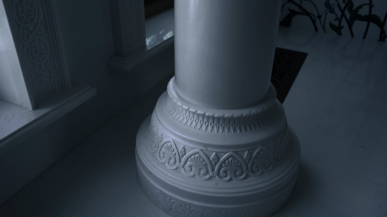 украшенные белыми мраморными колоннами в роскошном интерьере