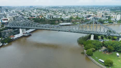 vista aérea: el puente de brisbane con el tráfico y el río debajo
