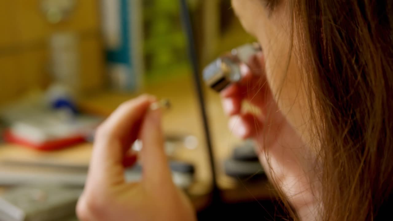 diseñador de joyas trabajando en el taller 4k