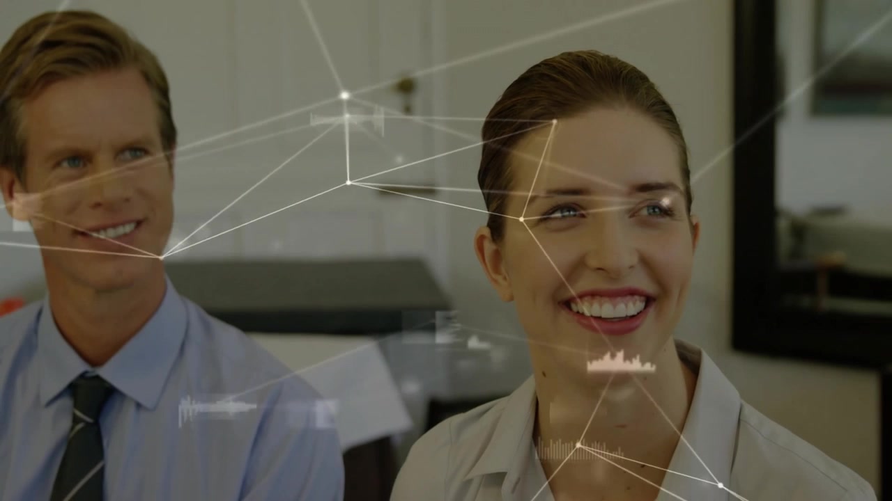 Dirigenti aziendali con sovrapposizione di rete, donna che sposta lo sguardo richiamando lo smartphone, addentando l'insalata.