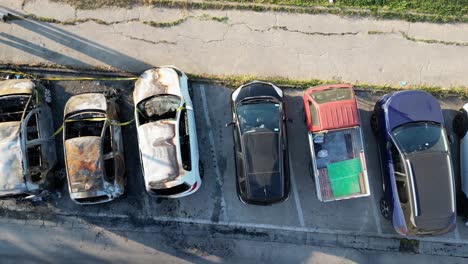 Autos-Quemados-En-Un-Estacionamiento,-Vista-Aérea-Superior