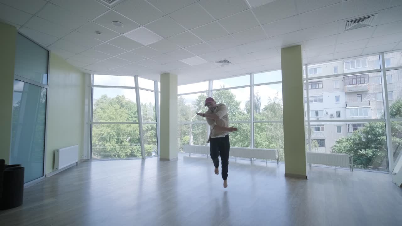 hombre bailando breakdance en un estudio moderno