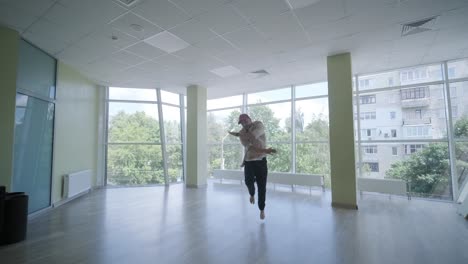hombre bailando breakdance en un estudio moderno