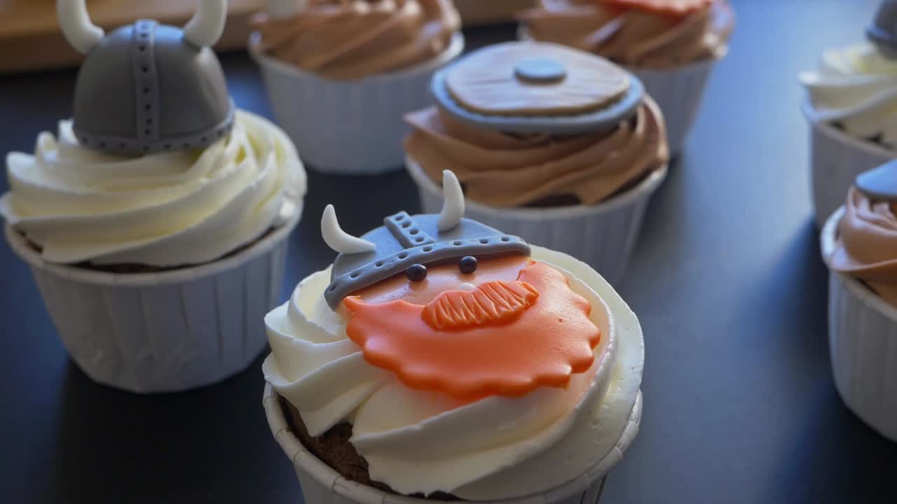 Ripresa circolare sopra cupcake a tema vichingo con messa a fuoco selettiva, slow motion