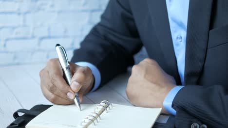 hombre de negocios tomando notas