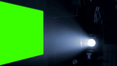 proyector de películas viejas con relación de aspecto 16 x 9 clave de croma fondo de pantalla verde y efecto parpadeo, concepto de estilo vintage