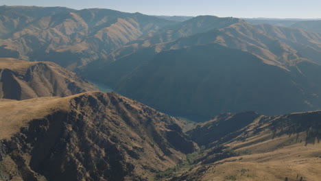 Vista-Aérea-Del-Desfiladero-Del-Cañón-Del-Infierno-Con-El-Río-Snake-Debajo