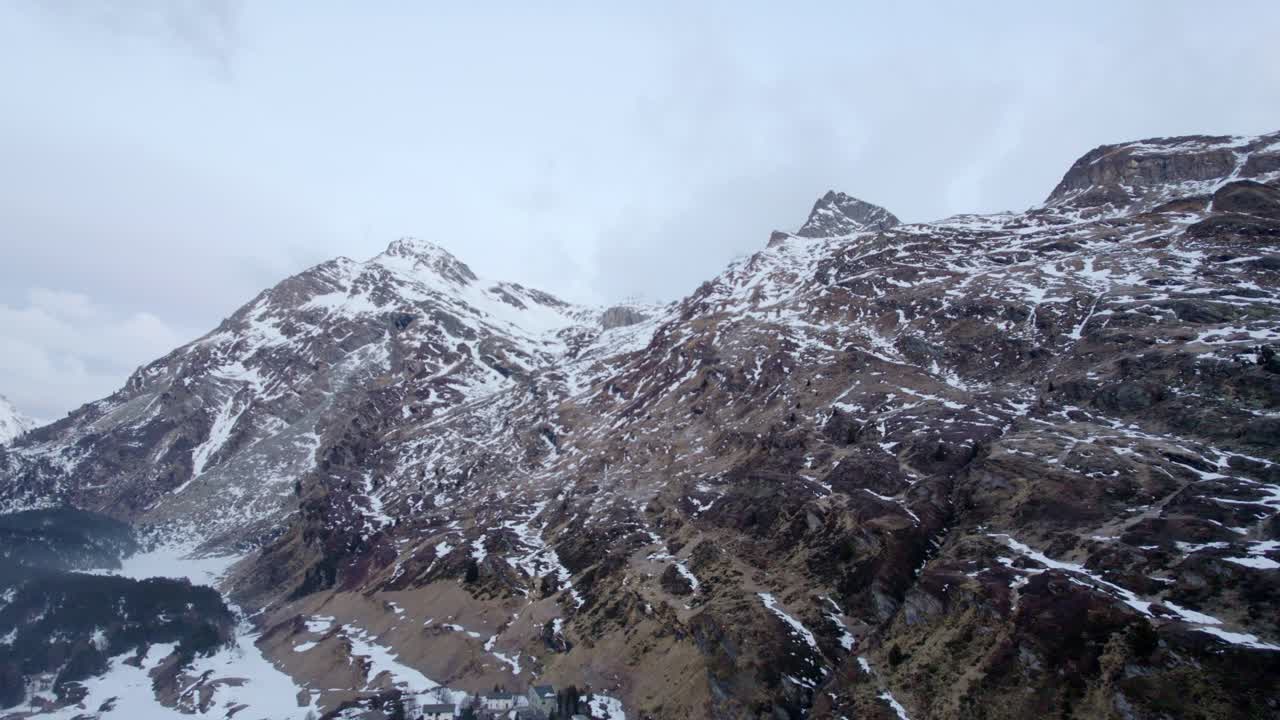 ladera de la montaña de los alpes suizos nevados
