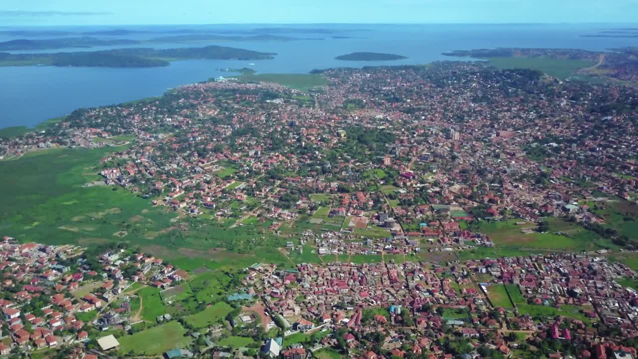 vista aérea haciendo un panorama vertical de kampala desde muyenga en un día soleado