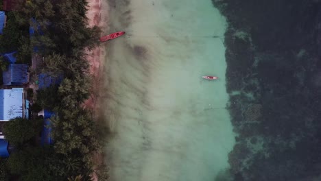 Boot-Auf-Dem-Meer-Des-Blauen-Wassers-In-Thailand