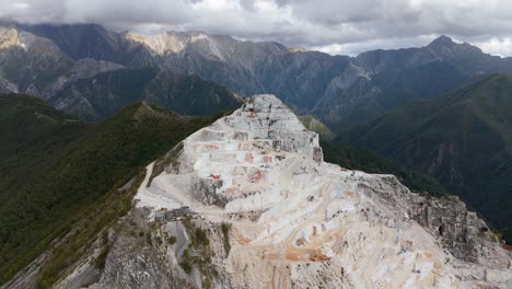 los alpes apuan en toscana muestran la textura áspera de una cantera de mármol, vista aérea