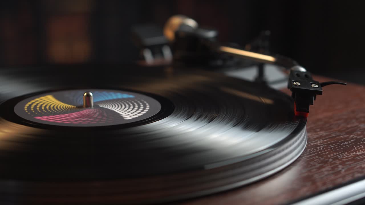 Primo piano di un disco in vinile, inizio riproduzione su giradischi, puntina e braccio