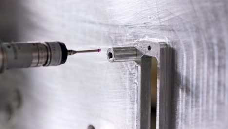 imágenes macro de una máquina de medición de coordenadas cmm para medir piezas metálicas