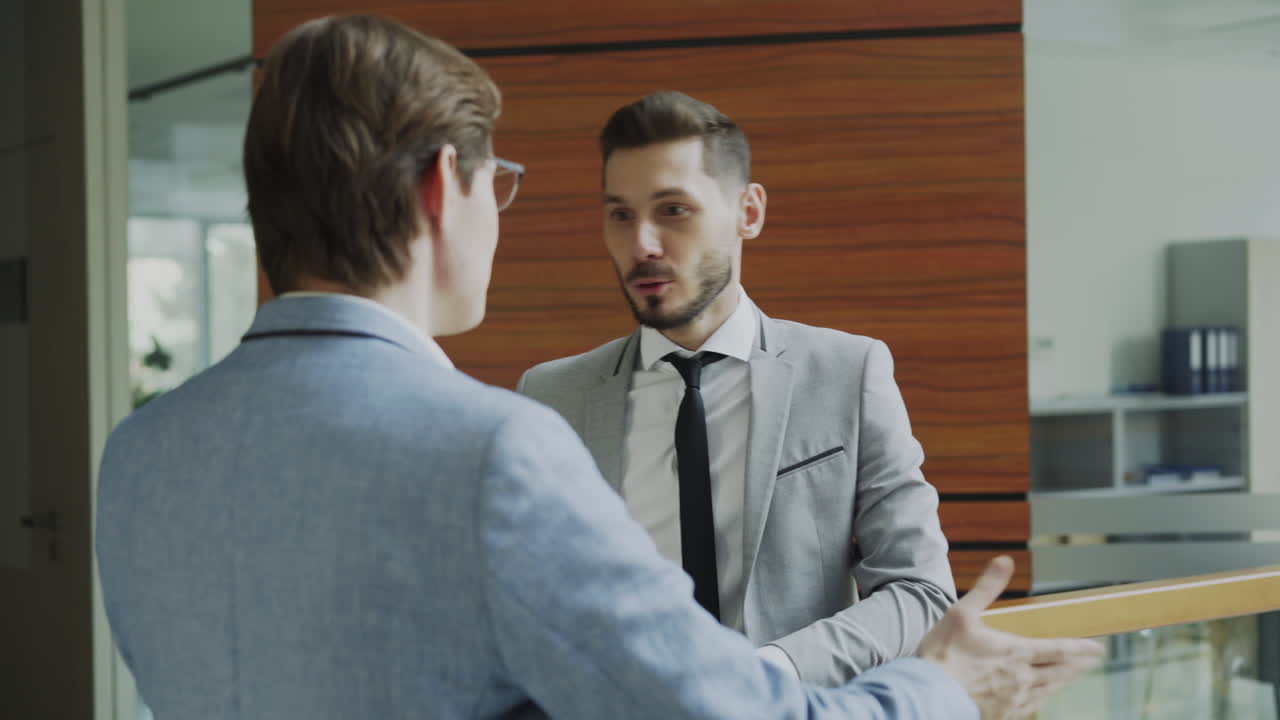 대화하는 사업가들