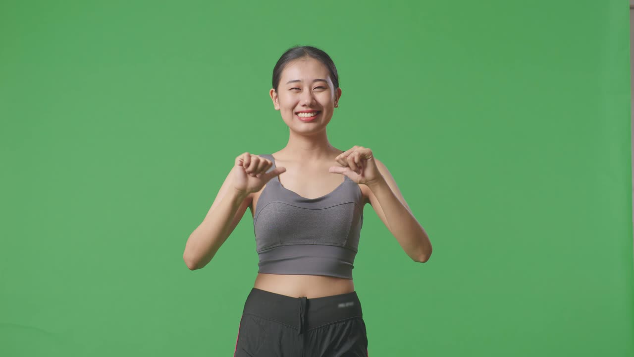 운동복 을 입은 행복 한 여자