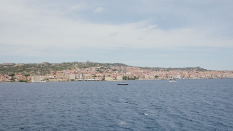 Ruhige-Küste-Von-La-Maddalena-Mit-Einer-Historischen-Stadt-Und-Booten