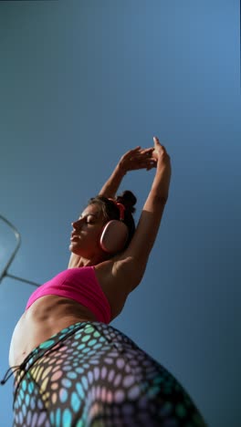 mujer bailando al aire libre