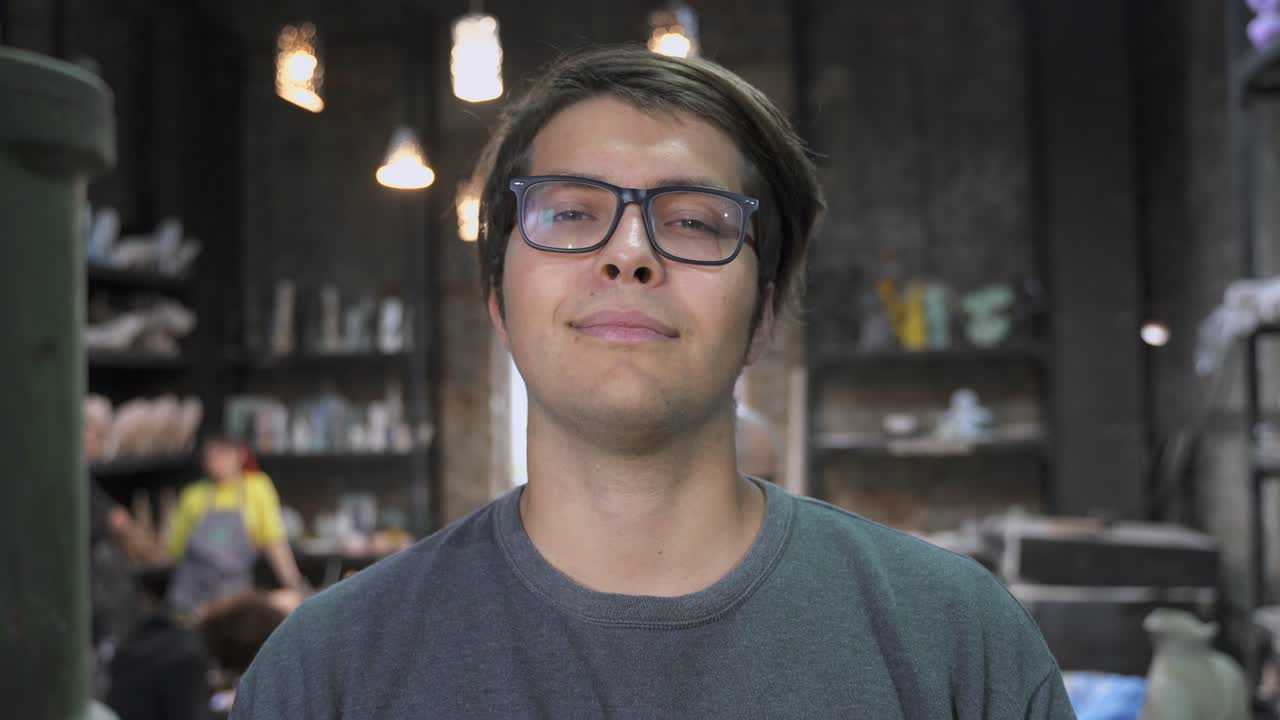 joven en un estudio creativo