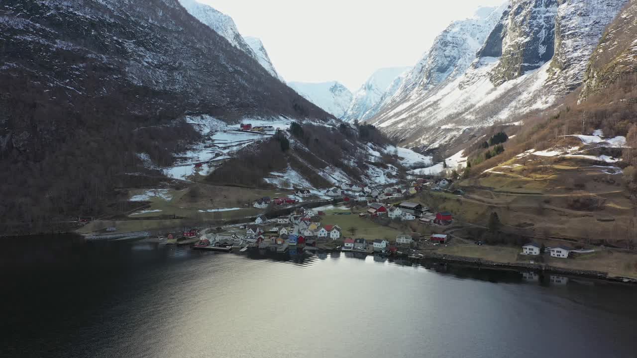 noruega undredal - vista panorámica aérea de drones desde la costa durante la temporada de invierno