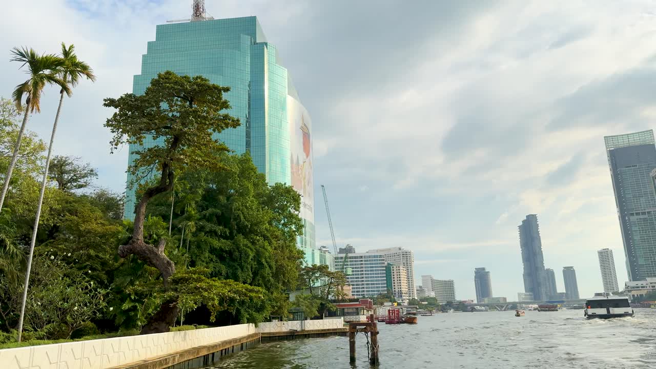 건물과 초록색으로 강을 볼 수 있습니다.