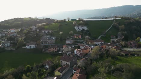 Vista-Aérea-De-Casas-En-El-Pueblo-De-Montaña-Cerca-De-Bassano-Del-Grappa-En-Italia.